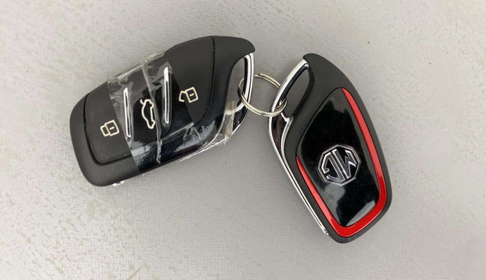 2022 MG ASTOR SAVVY 1.5 CVT S RED, Petrol, Automatic, 19,024 km, Key Close Up