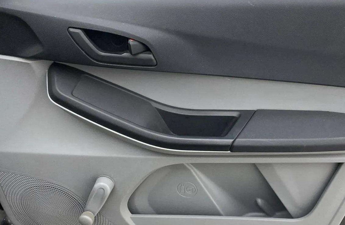 Driver-side-door-panel-control-39