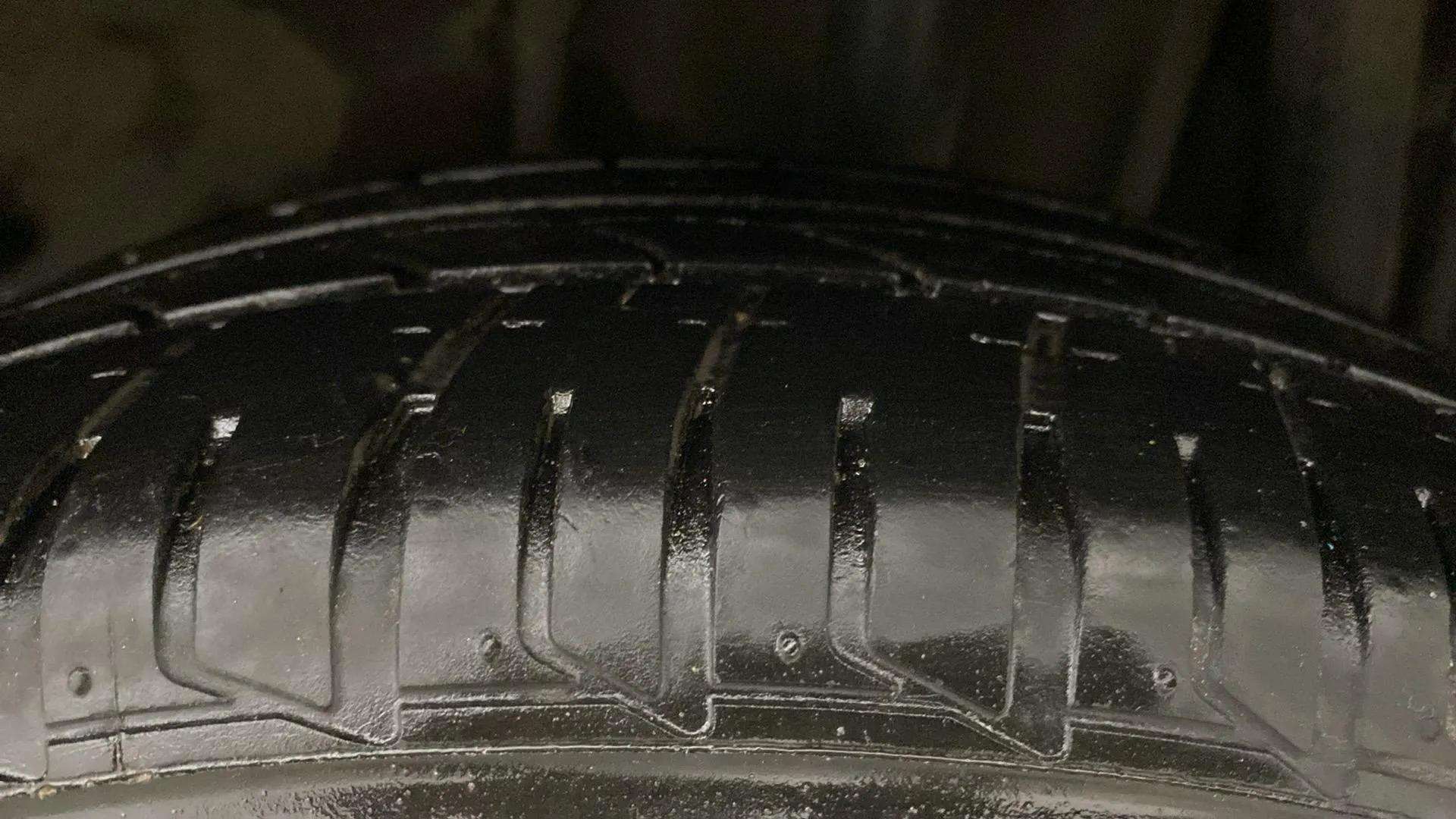 LHS-Rear-Tyre-Tread-21