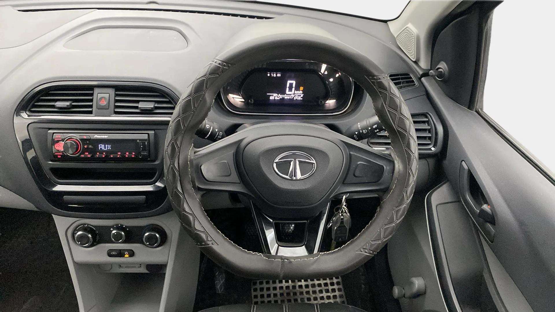 Steering-wheel-close-up-29