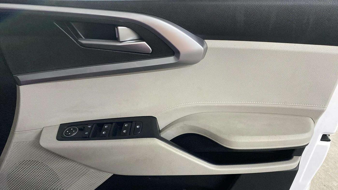 2022 KIA CARENS PRESTIGE 1.5 PETROL 7 STR, Petrol, Manual, 29,831 km, Driver Side Door Panels Control