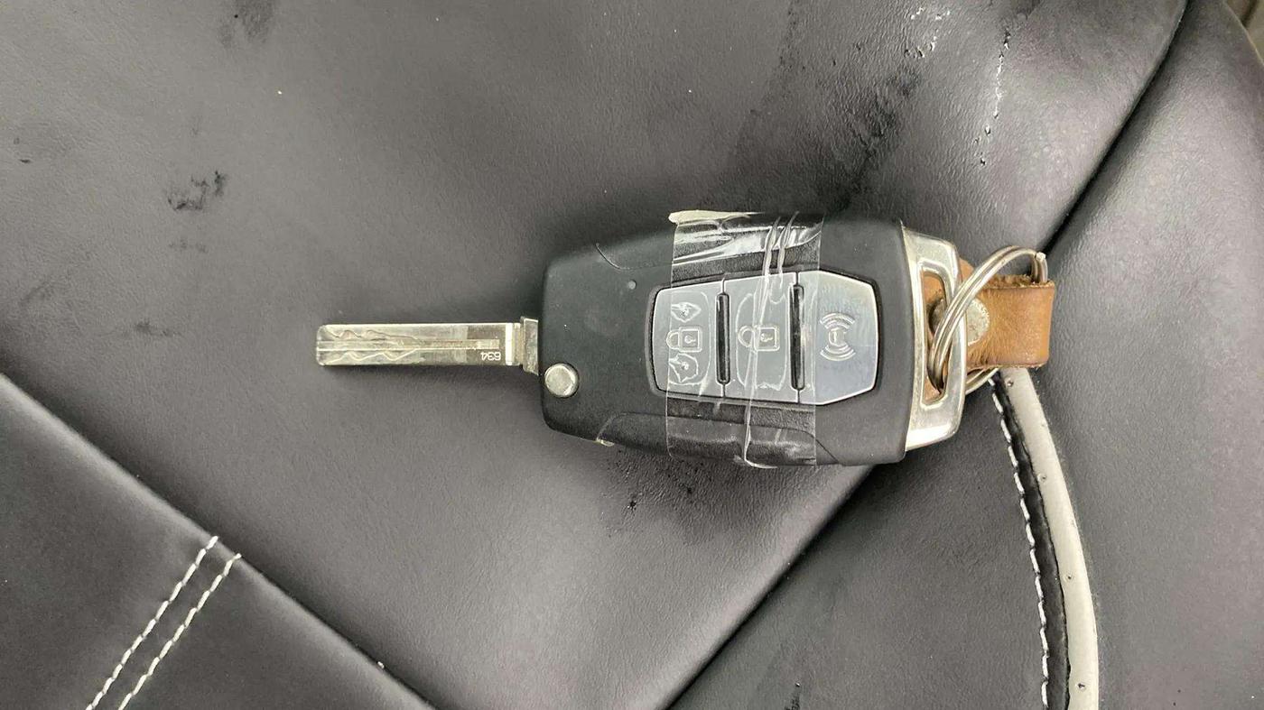 2019 Mahindra XUV300 W6 1.2 PETROL, Petrol, Manual, 62,689 km, Key Close Up