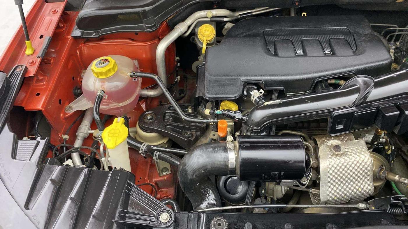 2019 Mahindra XUV300 W6 1.2 PETROL, Petrol, Manual, 62,689 km, Engine View - Right