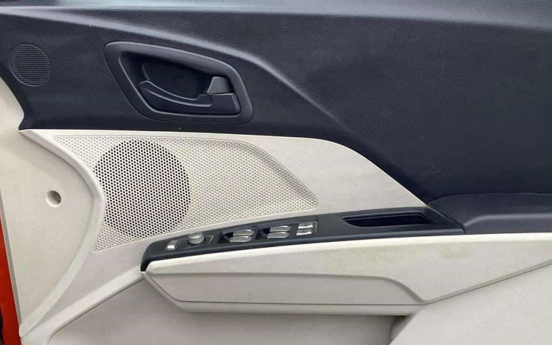 2019 Mahindra XUV300 W6 1.2 PETROL, Petrol, Manual, 62,689 km, Driver Side Door Panels Control