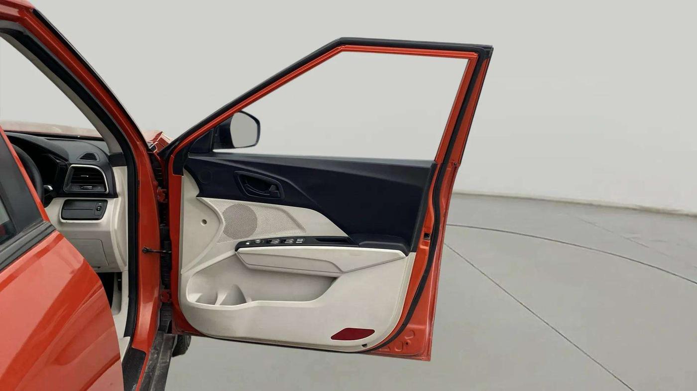 2019 Mahindra XUV300 W6 1.2 PETROL, Petrol, Manual, 62,689 km, RHS Front Door