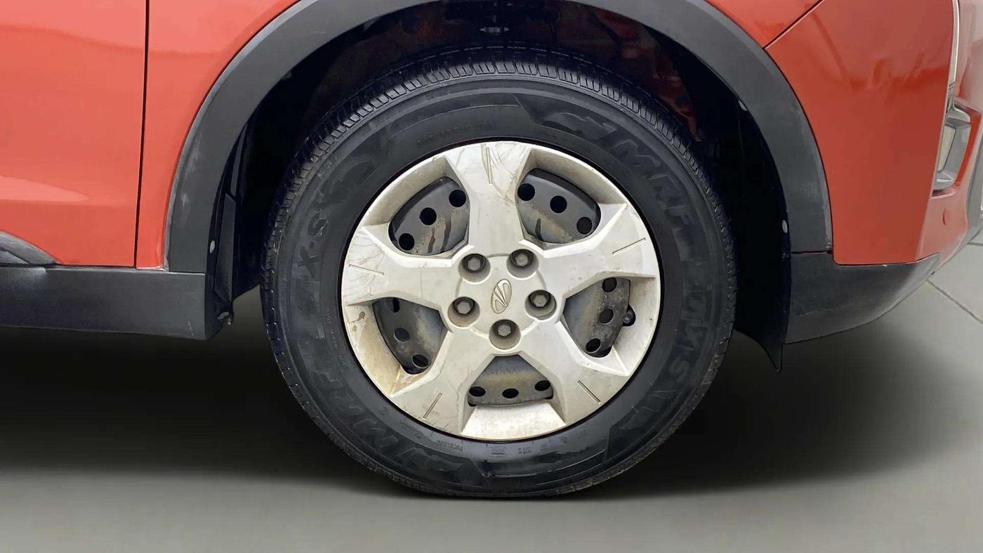 2019 Mahindra XUV300 W6 1.2 PETROL, Petrol, Manual, 62,689 km, Right Front Wheel