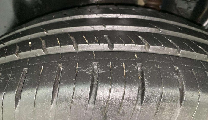 2020 Tata Harrier XM 2.0L KRYOTEC, Diesel, Manual, 66,385 km, Right Rear Tyre Tread