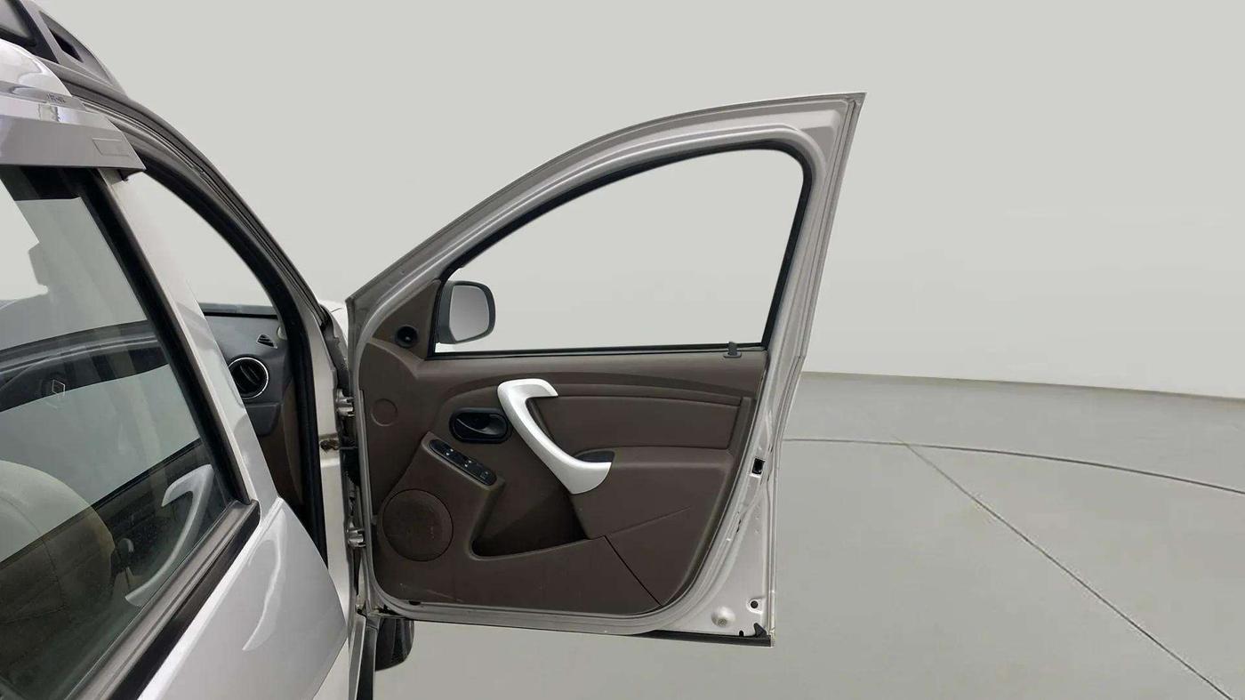 2016 Renault Duster RXE PETROL, Petrol, Manual, 49,772 km, RHS Front Door