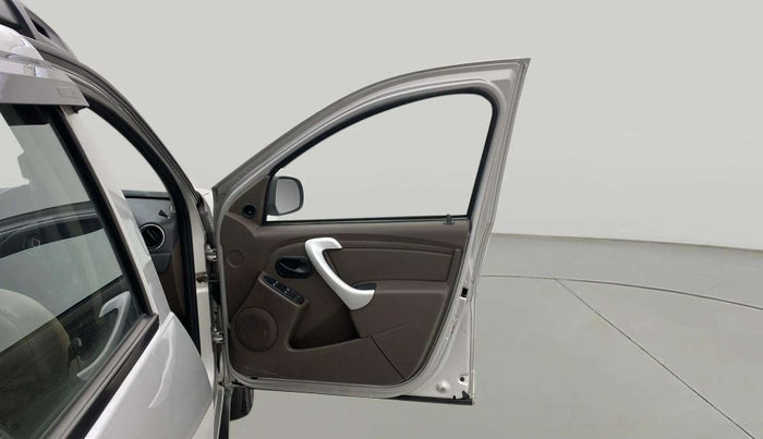 2016 Renault Duster RXE PETROL, Petrol, Manual, 49,772 km, RHS Front Door