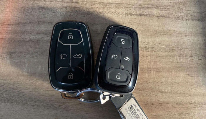 2023 Tata Safari Accomplished Plus AT, Diesel, Automatic, 18,733 km, Key Close Up