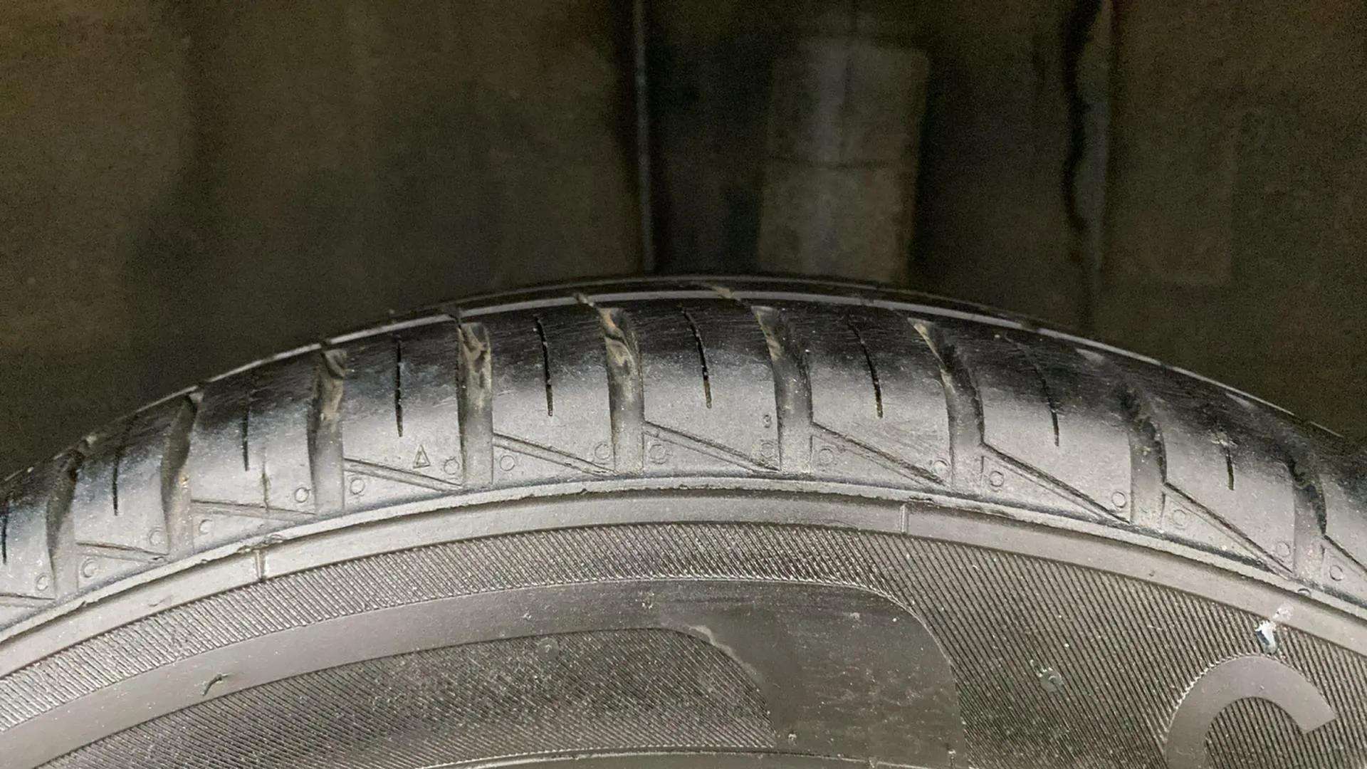 LHS-Rear-Tyre-Tread-21