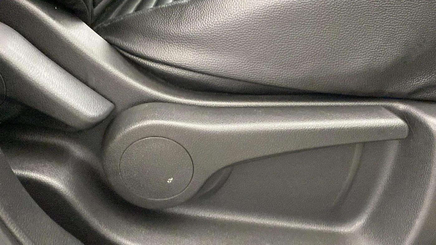 2019 Nissan Kicks XL 1.5, Petrol, Manual, 27,818 km, Driver Side Adjustment Panel