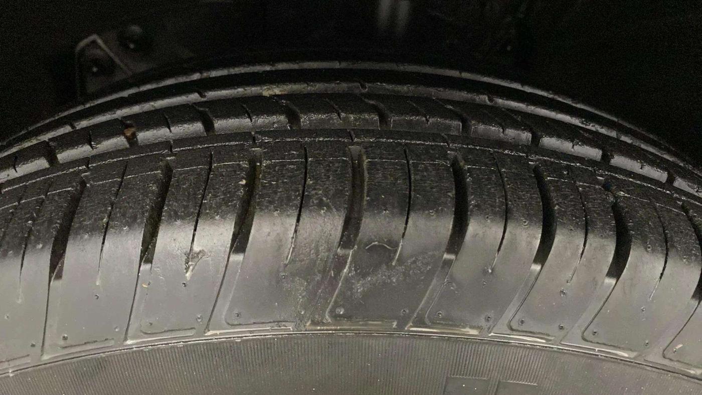 2019 Nissan Kicks XL 1.5, Petrol, Manual, 27,818 km, Left Front Tyre Tread