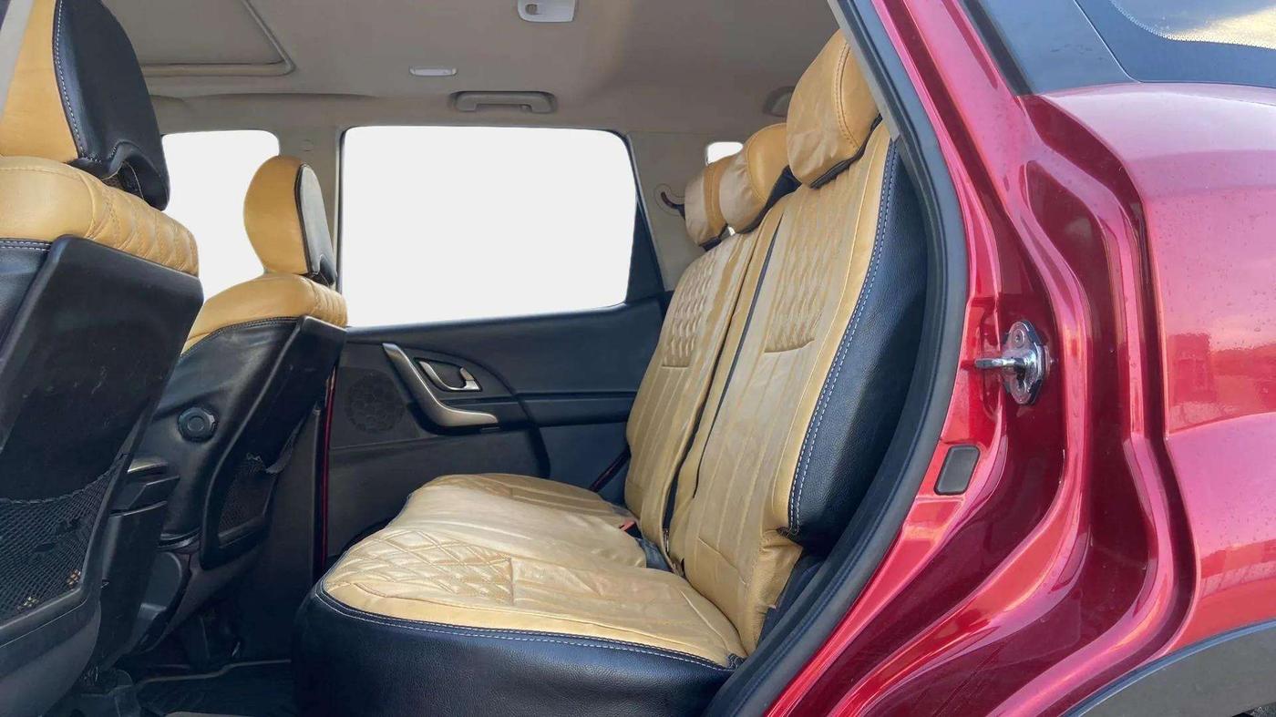 2018 Mahindra XUV500 W9, Diesel, Manual, 79,848 km, Right Side Rear Door Cabin