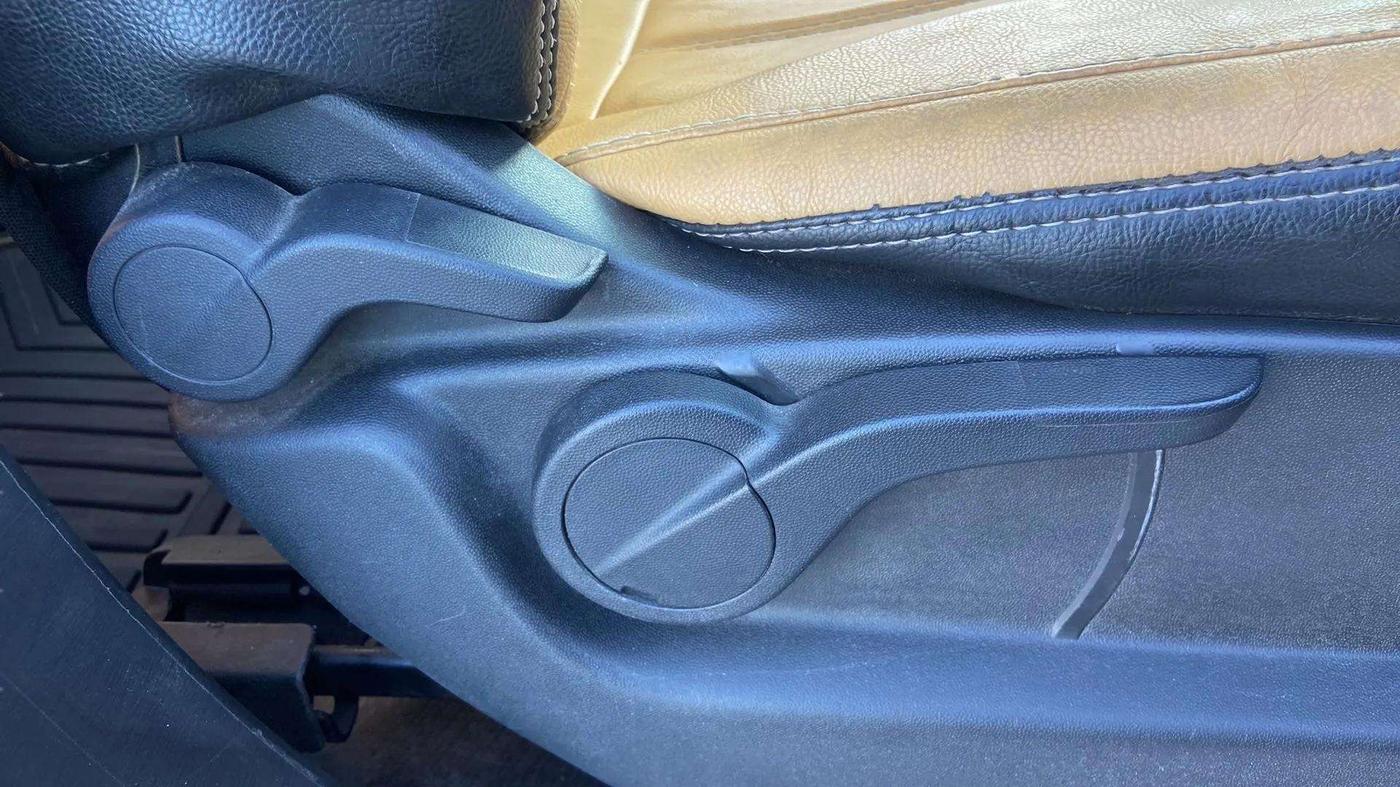 2018 Mahindra XUV500 W9, Diesel, Manual, 79,848 km, Driver Side Adjustment Panel
