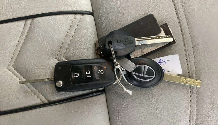 2022 Tata ALTROZ XE PLUS PETROL, Petrol, Manual, 27,622 km, Key Close Up