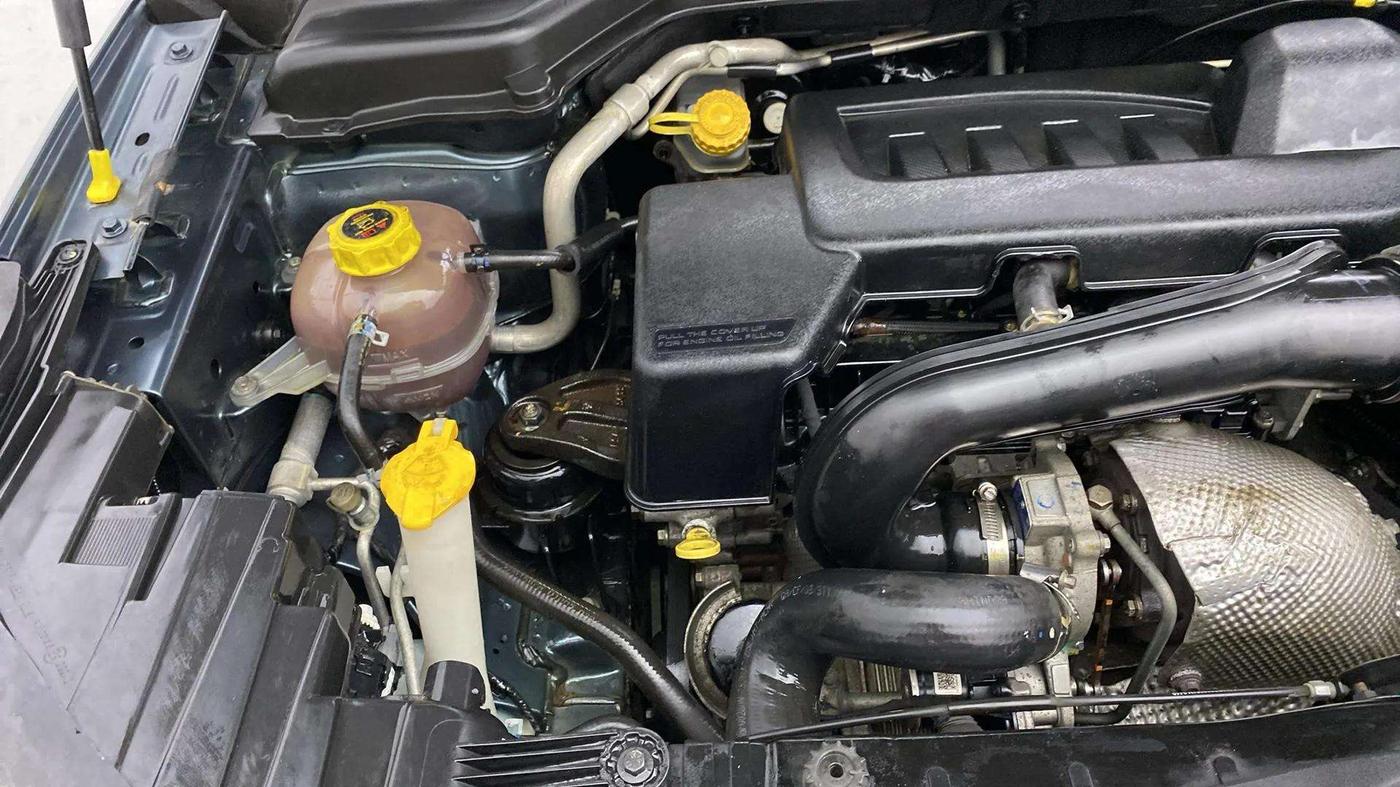 2019 Mahindra XUV300 W8 1.5 DIESEL, Diesel, Manual, 55,349 km, Engine View - Right