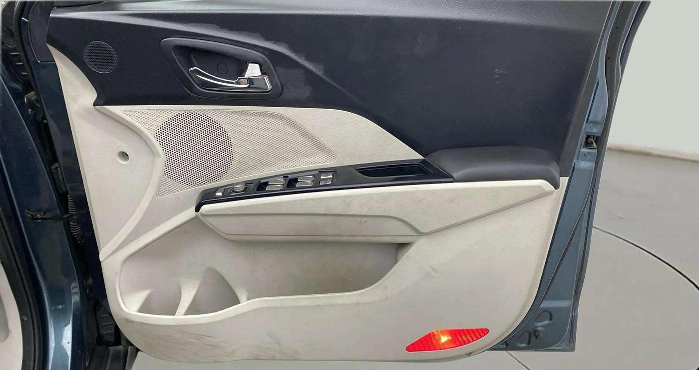 2019 Mahindra XUV300 W8 1.5 DIESEL, Diesel, Manual, 55,349 km, Driver Side Door Panels Control