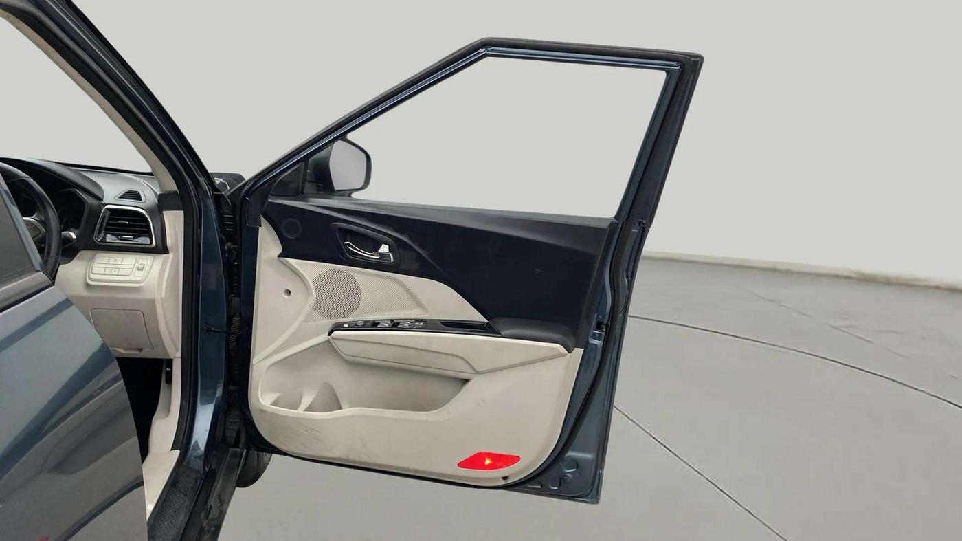 2019 Mahindra XUV300 W8 1.5 DIESEL, Diesel, Manual, 55,349 km, RHS Front Door