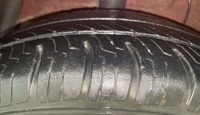 2015 Hyundai Xcent SX AT 1.2 (O), Petrol, Automatic, 47,193 km, Right Rear Tyre Tread