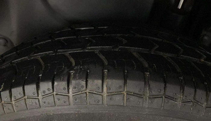 2015 Maruti Swift Dzire VXI, Petrol, Manual, 28,745 km, Left Rear Tyre Tread