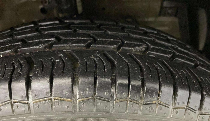 2015 Maruti Swift Dzire VXI, Petrol, Manual, 28,745 km, Right Front Tyre Tread