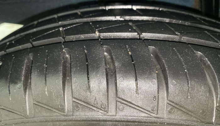 2023 Renault Kwid RXT 1.0 AMT, Petrol, Automatic, 16,553 km, Right Rear Tyre Tread