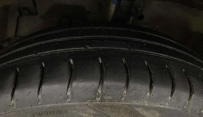 2014 Maruti Swift LXI, CNG, Manual, 96,892 km, Left Front Tyre Tread