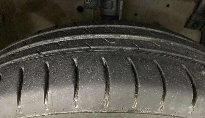 2014 Maruti Swift LXI, CNG, Manual, 96,892 km, Right Front Tyre Tread