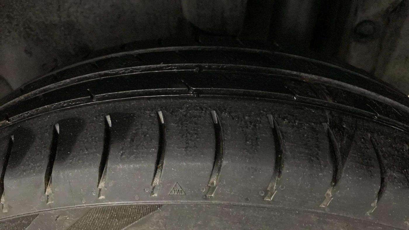2014 Maruti Swift LXI, CNG, Manual, 96,892 km, Left Rear Tyre Tread