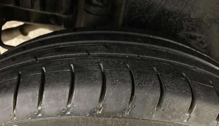 2014 Maruti Swift LXI, CNG, Manual, 96,892 km, Right Rear Tyre Tread