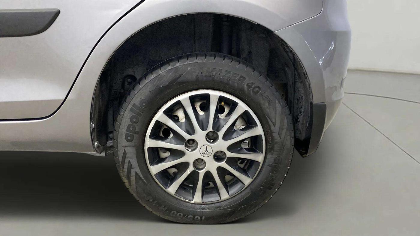 2014 Maruti Swift LXI, CNG, Manual, 96,892 km, Left Rear Wheel