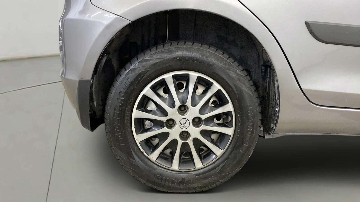 2014 Maruti Swift LXI, CNG, Manual, 96,892 km, Right Rear Wheel