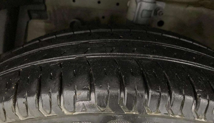 2015 Maruti Swift Dzire VXI, Petrol, Manual, 60,818 km, Left Front Tyre Tread