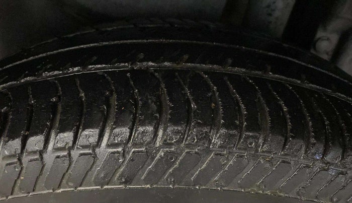 2015 Maruti Swift Dzire VXI, Petrol, Manual, 60,818 km, Left Rear Tyre Tread