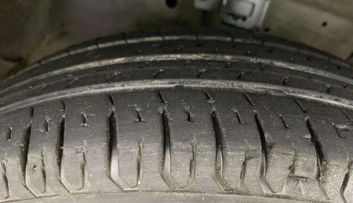 2015 Maruti Swift Dzire VXI, Petrol, Manual, 60,818 km, Right Front Tyre Tread