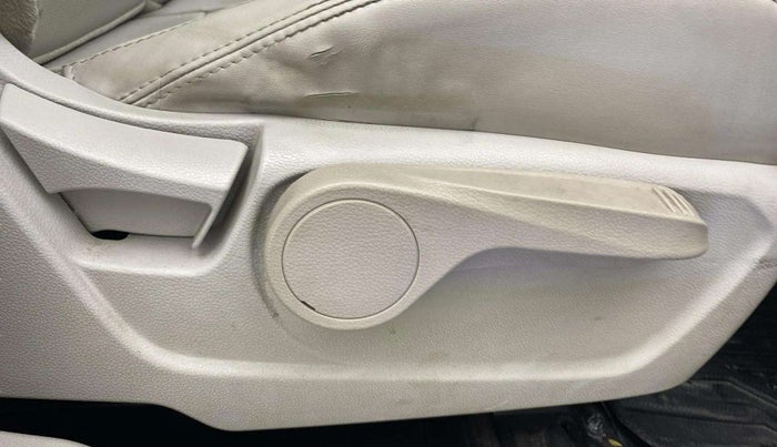 2021 Mahindra XUV300 W8 (O) 1.5 DIESEL, Diesel, Manual, 72,341 km, Driver Side Adjustment Panel