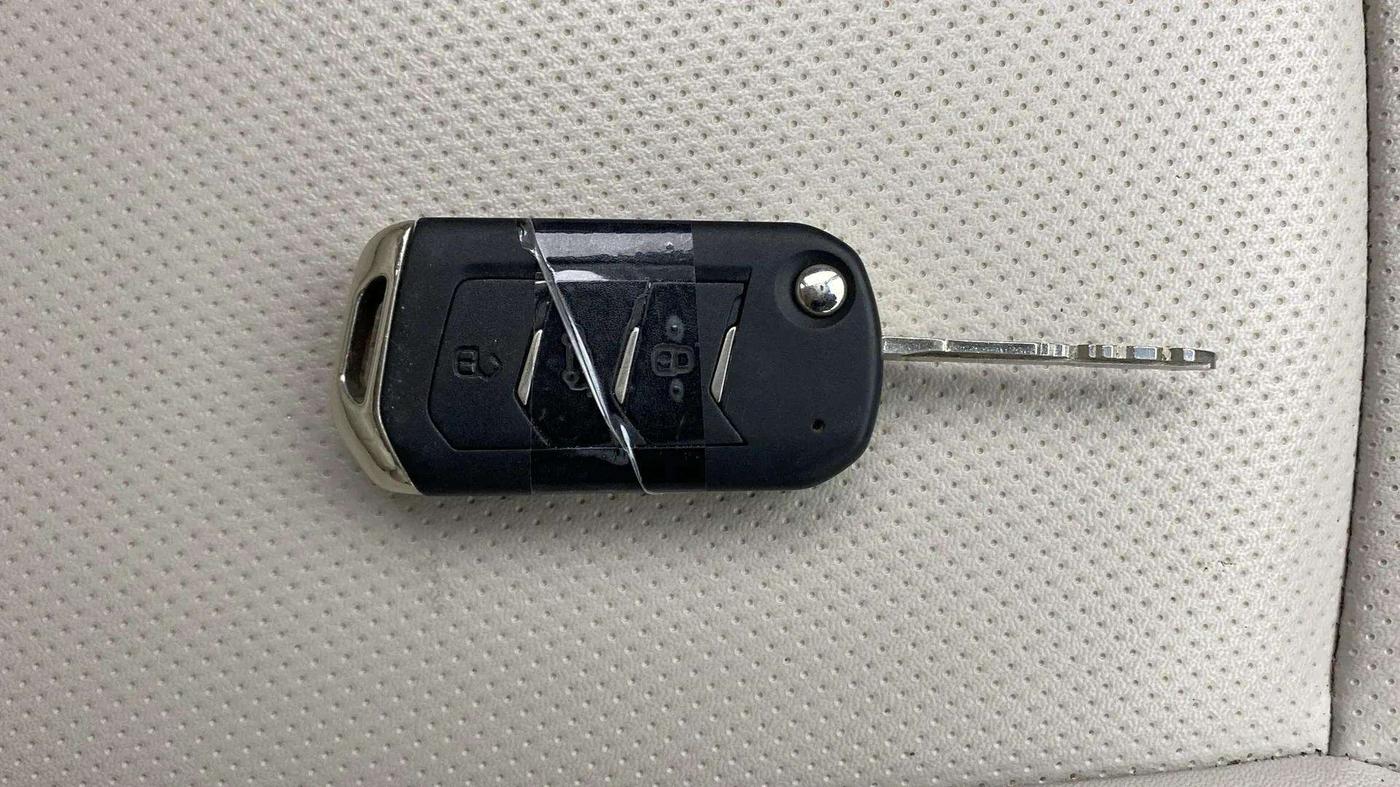 2021 Mahindra XUV300 W8 (O) 1.5 DIESEL, Diesel, Manual, 72,354 km, Key Close Up