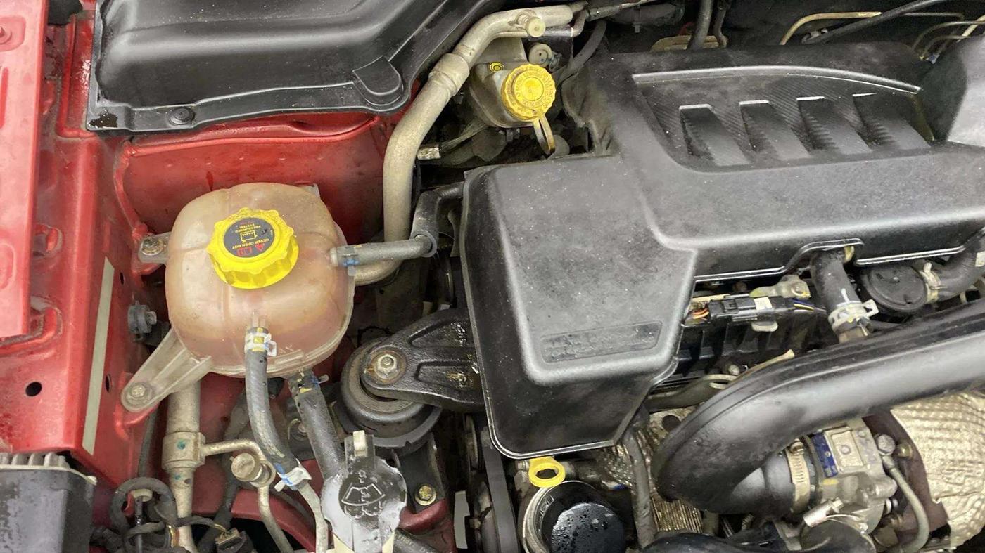 2021 Mahindra XUV300 W8 (O) 1.5 DIESEL, Diesel, Manual, 72,354 km, Engine View - Right