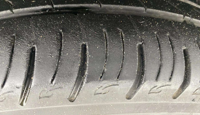 2021 Mahindra XUV300 W8 (O) 1.5 DIESEL, Diesel, Manual, 72,341 km, Right Rear Tyre Tread