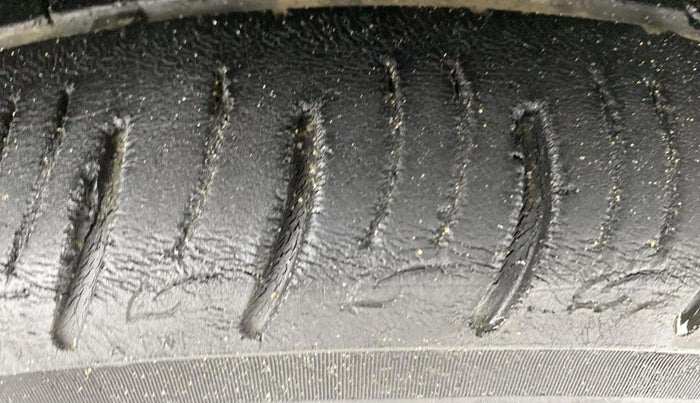 2021 Mahindra XUV300 W8 (O) 1.5 DIESEL, Diesel, Manual, 72,341 km, Right Front Tyre Tread