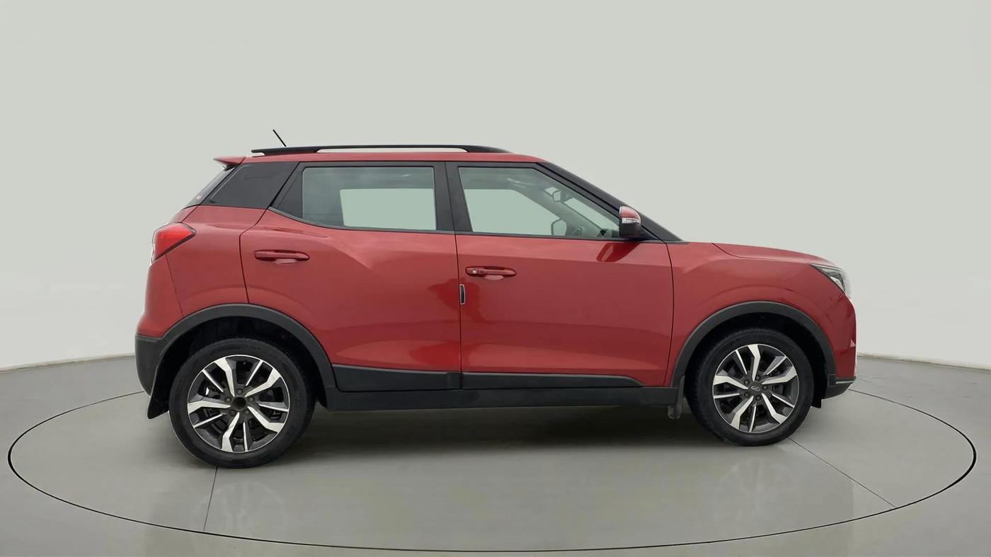 2021 Mahindra XUV300 W8 (O) 1.5 DIESEL, Diesel, Manual, 72,354 km, Right Side View