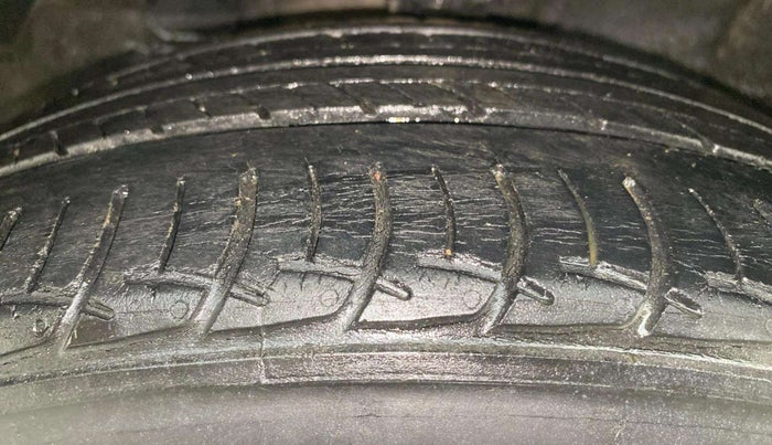 2014 Hyundai Verna FLUIDIC 1.6 VTVT SX OPT, Petrol, Manual, 82,273 km, Left Front Tyre Tread