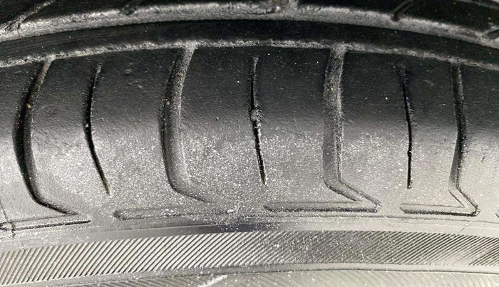 2017 Maruti Dzire VXI AMT, Petrol, Automatic, 81,379 km, Right Front Tyre Tread