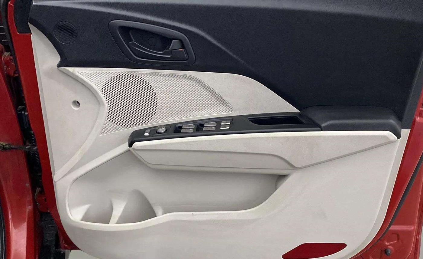 2019 Mahindra XUV300 W6 1.5 DIESEL, Diesel, Manual, 50 km, Driver Side Door Panels Control