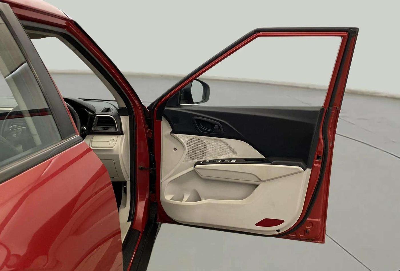 2019 Mahindra XUV300 W6 1.5 DIESEL, Diesel, Manual, 50 km, RHS Front Door