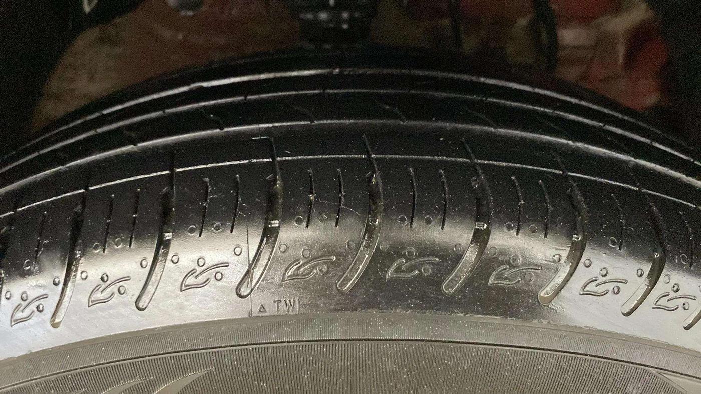 2019 Mahindra XUV300 W6 1.5 DIESEL, Diesel, Manual, 50 km, Right Front Tyre Tread