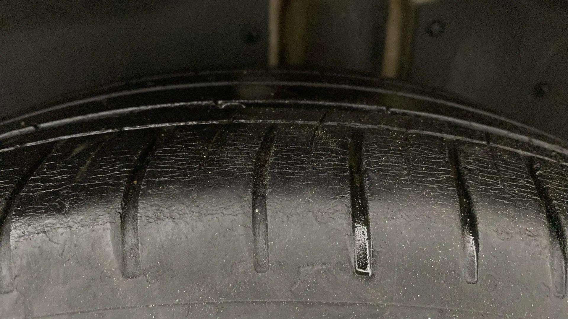 LHS-Rear-Tyre-Tread-21