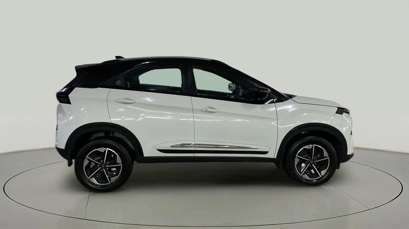 2024 Tata NEXON FEARLESS + SUNROOF DCA DUAL TONE 1.2 PETROL, Petrol, Automatic, 20,964 km, Right Side View