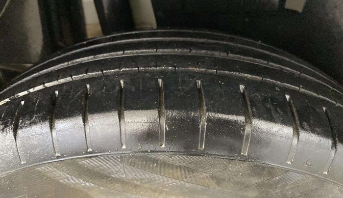 2022 Maruti Dzire ZXI CNG, CNG, Manual, 28,048 km, Right Rear Tyre Tread